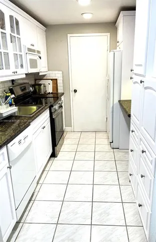 $4,000 | 5401 Collins Avenue, Unit 1020, Miami Beach, FL 33140