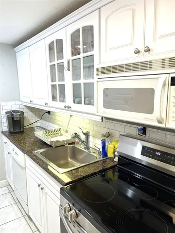 $4,000 | 5401 Collins Avenue, Unit 1020, Miami Beach, FL 33140