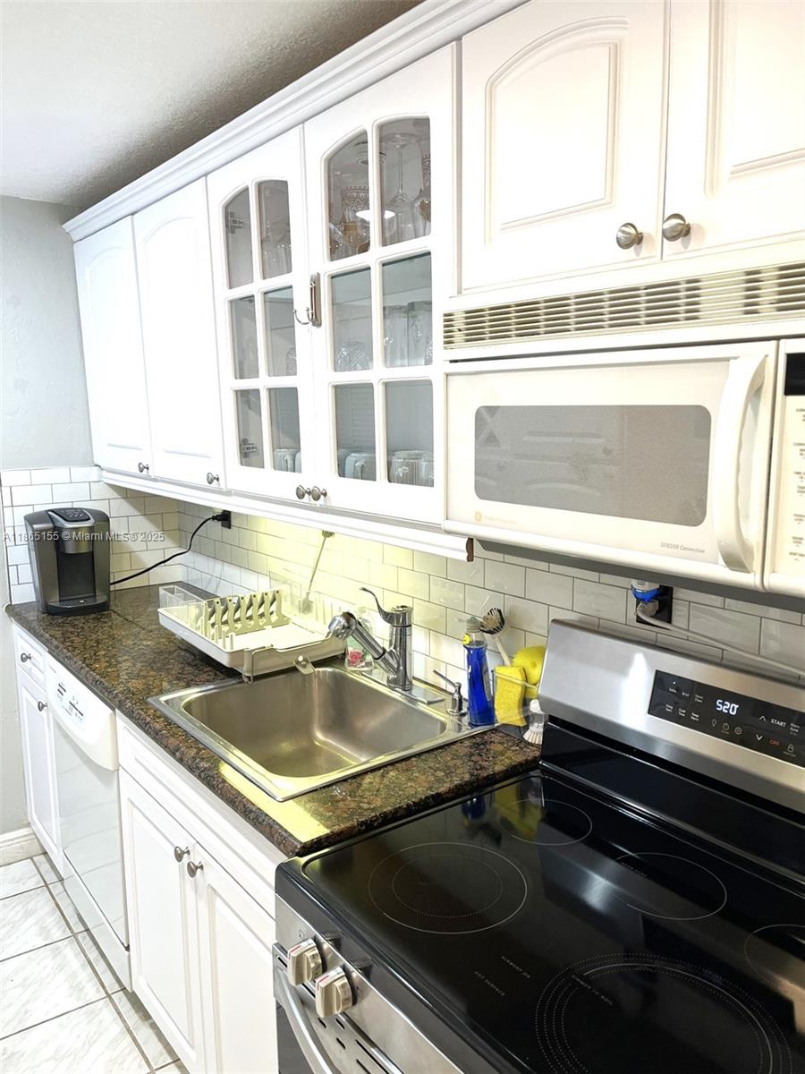 5401 Collins Avenue, Unit 1020 Miami Beach, FL 33140 - Photo 19 of 58