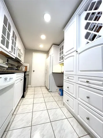 $4,000 | 5401 Collins Avenue, Unit 1020, Miami Beach, FL 33140