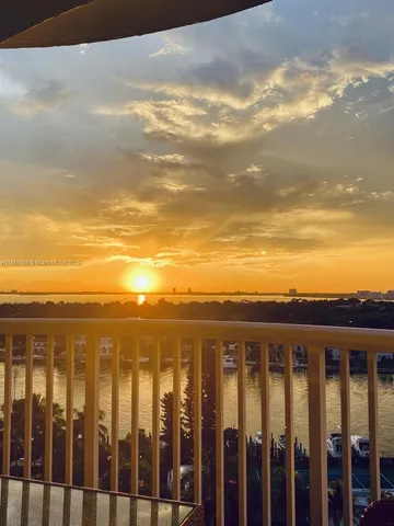 $4,000 | 5401 Collins Avenue, Unit 1020, Miami Beach, FL 33140