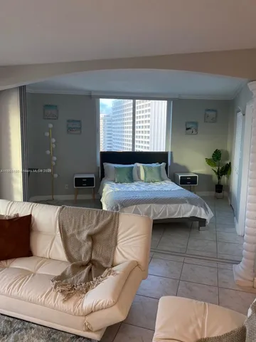 $4,000 | 5401 Collins Avenue, Unit 1020, Miami Beach, FL 33140