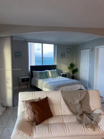 $4,000 | 5401 Collins Avenue, Unit 1020, Miami Beach, FL 33140