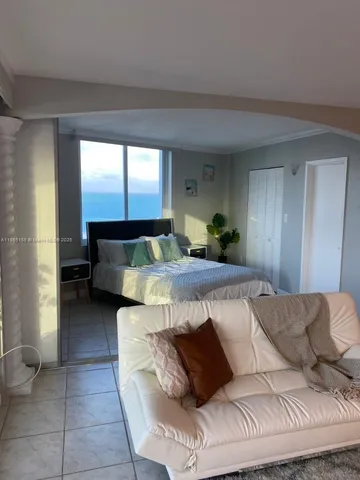 $4,000 | 5401 Collins Avenue, Unit 1020, Miami Beach, FL 33140