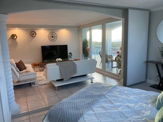 $4,000 | 5401 Collins Avenue, Unit 1020, Miami Beach, FL 33140