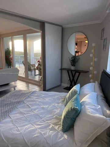 $4,000 | 5401 Collins Avenue, Unit 1020, Miami Beach, FL 33140