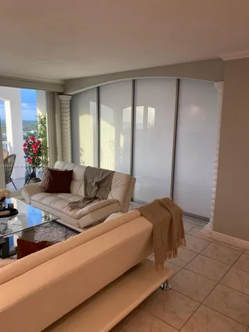 $4,000 | 5401 Collins Avenue, Unit 1020, Miami Beach, FL 33140