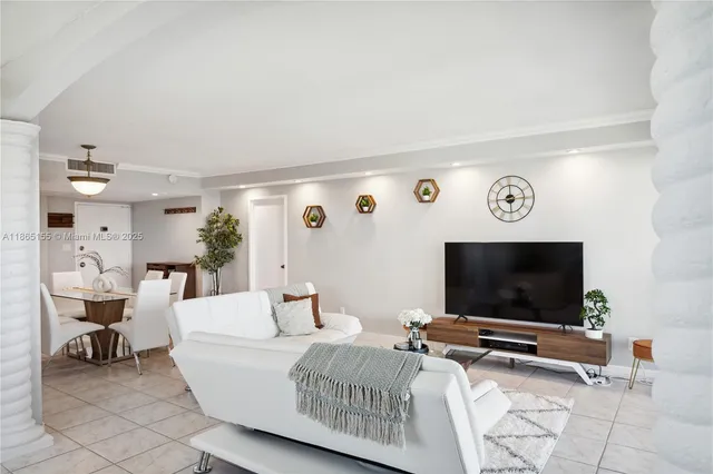 $4,000 | 5401 Collins Avenue, Unit 1020, Miami Beach, FL 33140