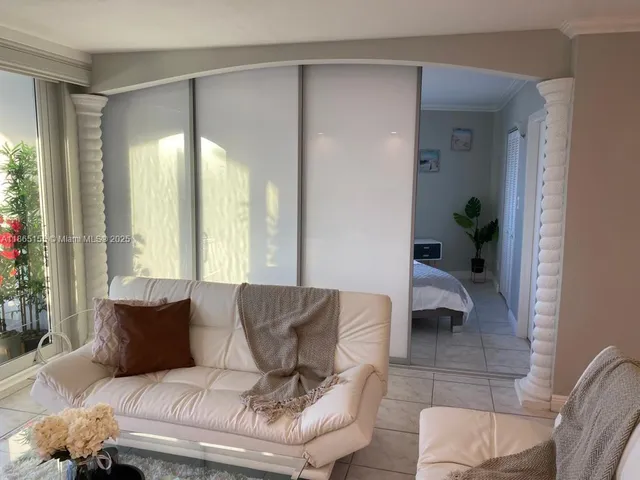 $4,000 | 5401 Collins Avenue, Unit 1020, Miami Beach, FL 33140