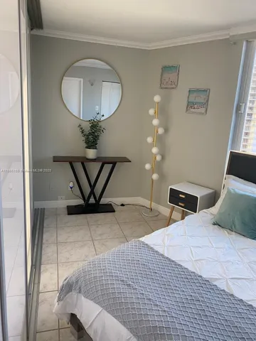 $4,000 | 5401 Collins Avenue, Unit 1020, Miami Beach, FL 33140