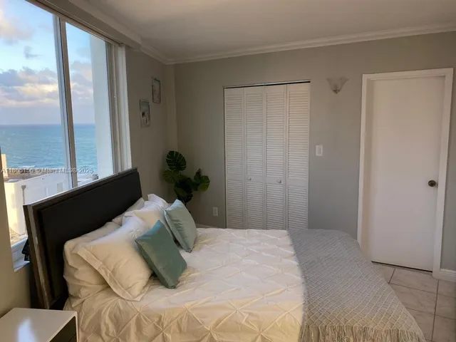 $4,000 | 5401 Collins Avenue, Unit 1020, Miami Beach, FL 33140