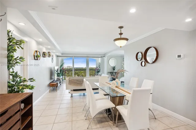 $4,000 | 5401 Collins Avenue, Unit 1020, Miami Beach, FL 33140