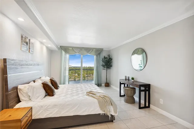 $4,000 | 5401 Collins Avenue, Unit 1020, Miami Beach, FL 33140