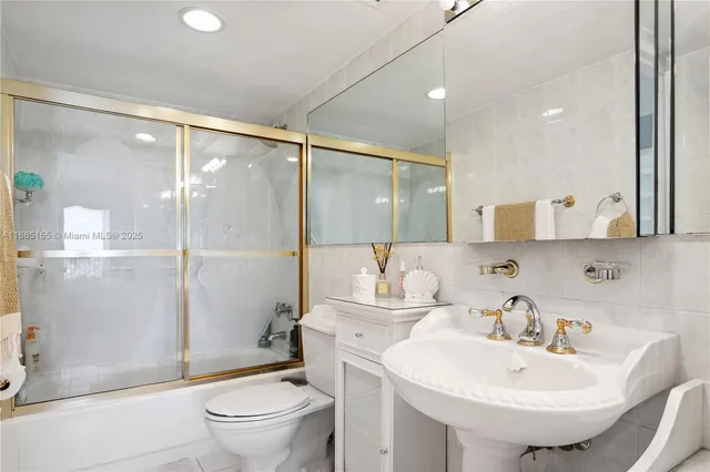 $4,000 | 5401 Collins Avenue, Unit 1020, Miami Beach, FL 33140