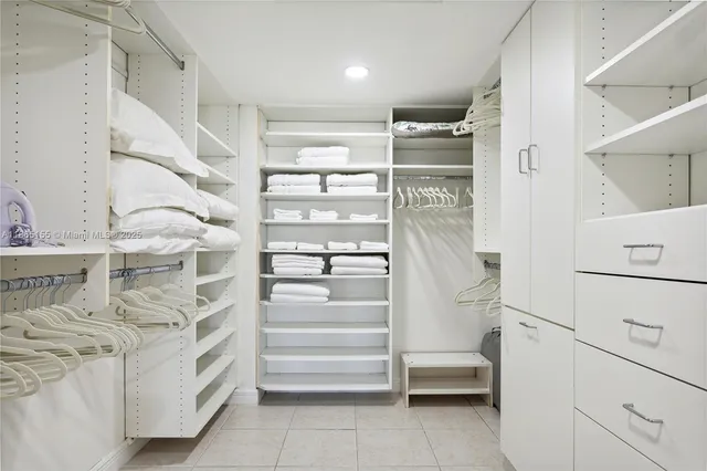 $4,000 | 5401 Collins Avenue, Unit 1020, Miami Beach, FL 33140