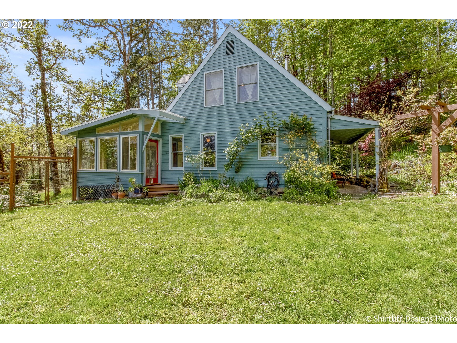 31872 Fox Hollow Road Eugene, OR 97405 - Photo 27 of 32 a front view of a house with garden