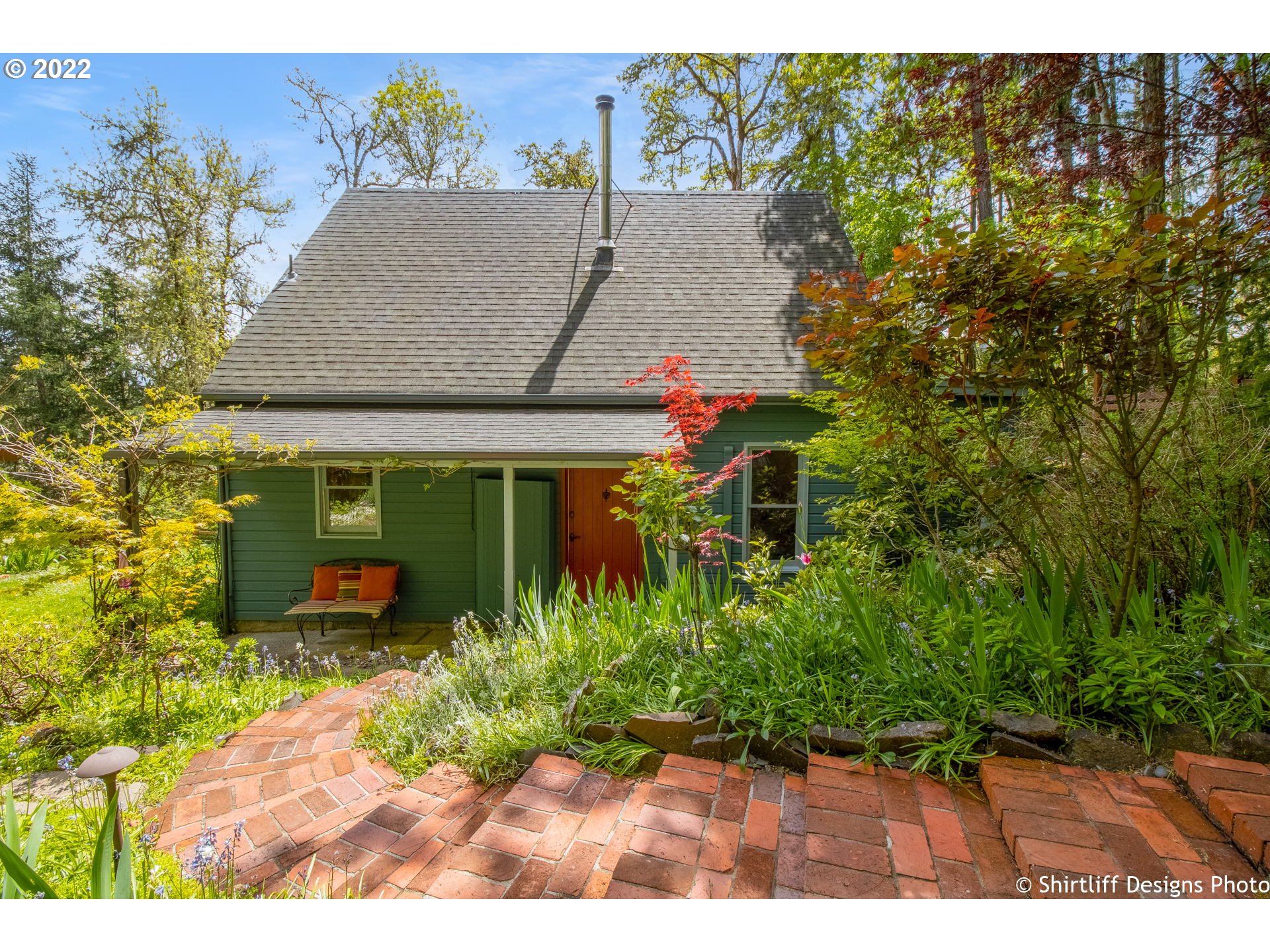 31872 Fox Hollow Road Eugene, OR 97405 - Photo 6 of 32 a front view of a house with garden