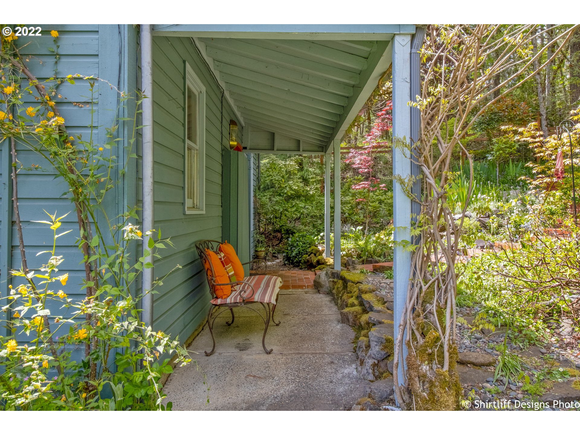 31872 Fox Hollow Road Eugene, OR 97405 - Photo 7 of 32 a backyard of a house with outdoor seating