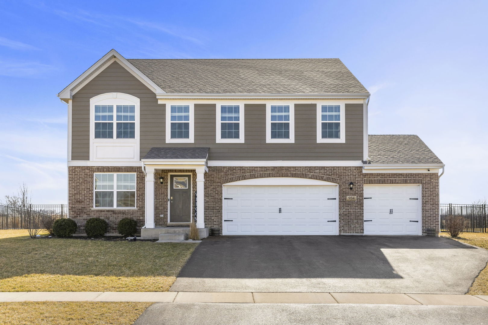 934 Redcliff Road New Lenox, IL 60451 - Photo 1 of 34 a front view of a house with a yard and garage