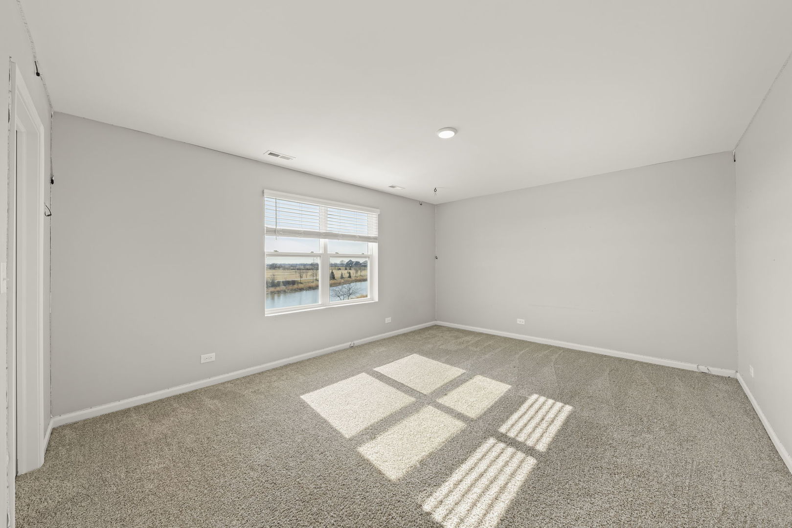 934 Redcliff Road New Lenox, IL 60451 - Photo 23 of 34 an empty room with windows