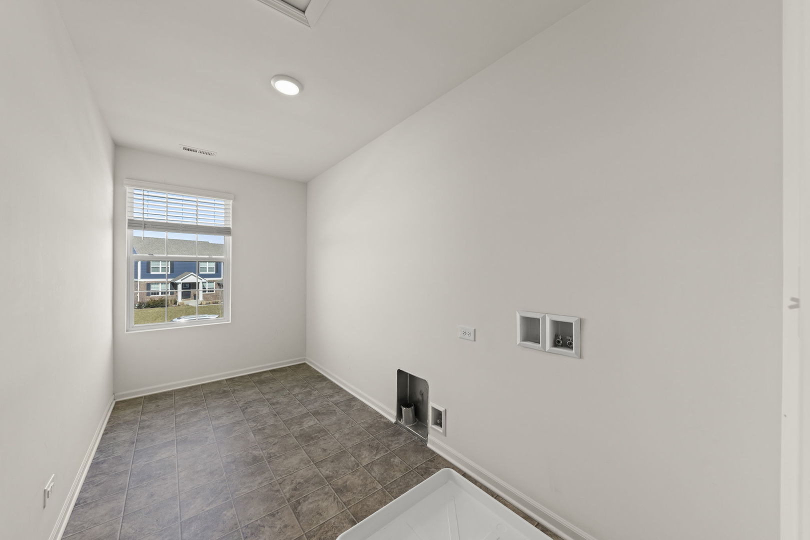 934 Redcliff Road New Lenox, IL 60451 - Photo 25 of 34 an empty room with a window