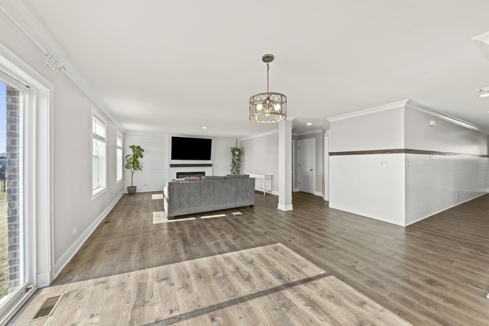 934 Redcliff Road New Lenox, IL 60451 - Photo 10 of 34 a view of a livingroom with wooden floor and a kitchen space