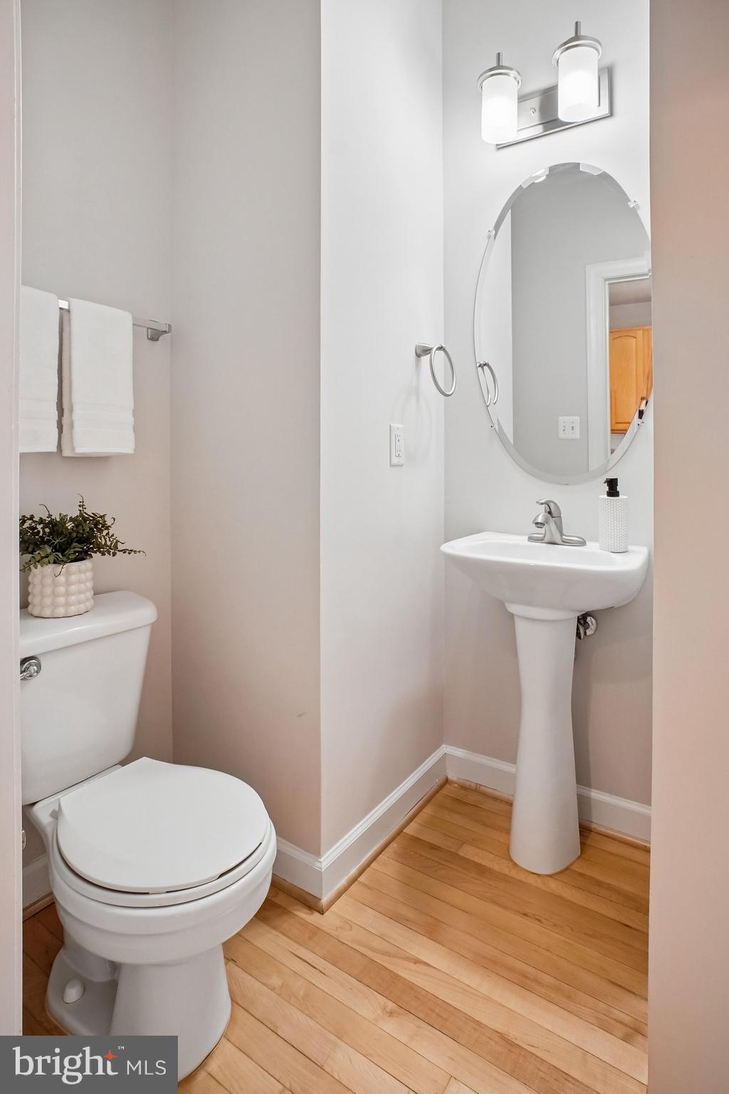 4160 Timber Log Way Fairfax, VA 22030 - Photo 14 of 39 Powder Room on Main Level