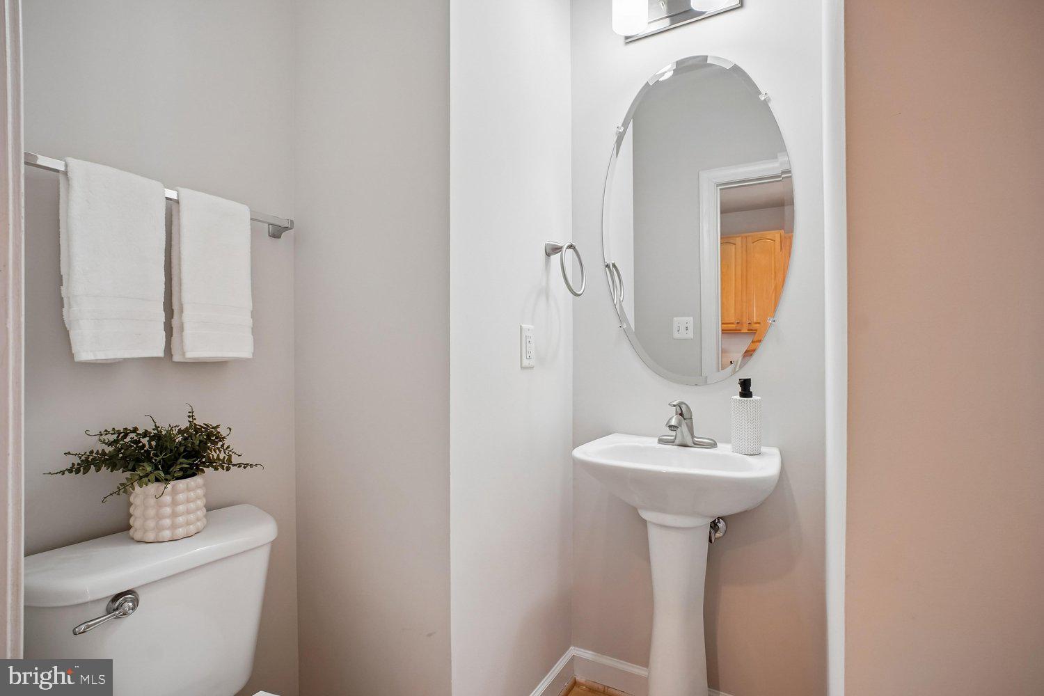 4160 Timber Log Way Fairfax, VA 22030 - Photo 15 of 39 Powder Room on Main Level