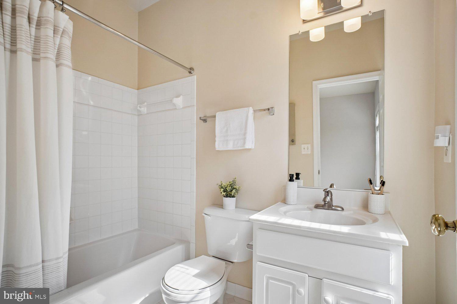 4160 Timber Log Way Fairfax, VA 22030 - Photo 23 of 39 2nd En Suite Bath