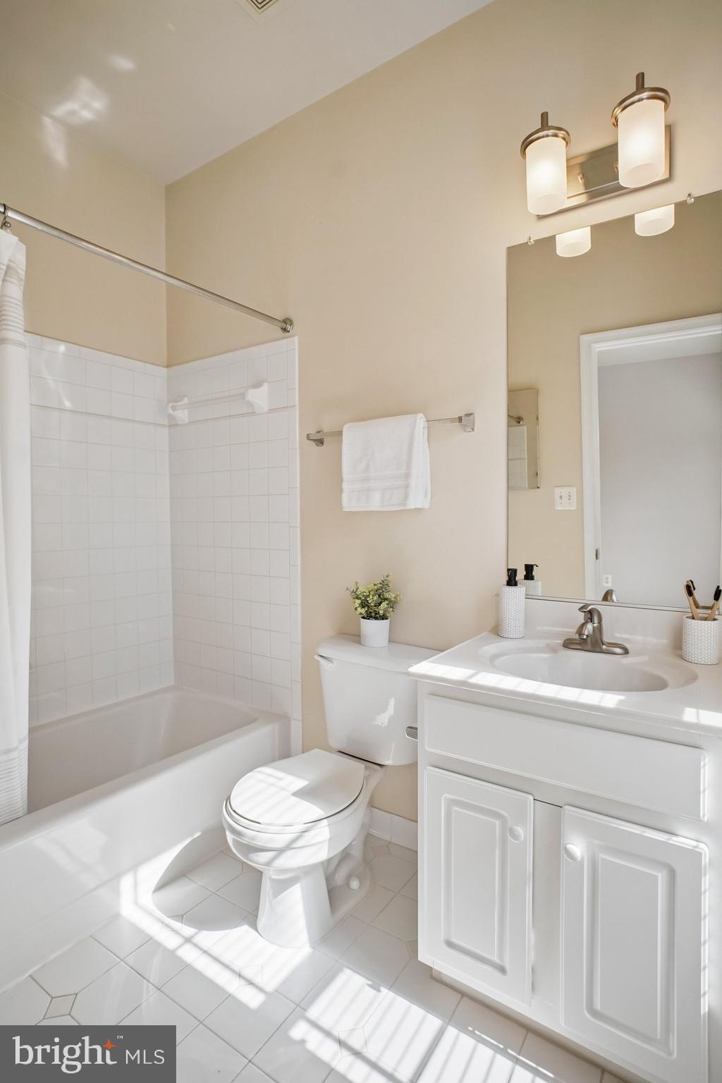 4160 Timber Log Way Fairfax, VA 22030 - Photo 24 of 39 2nd En Suite Bath