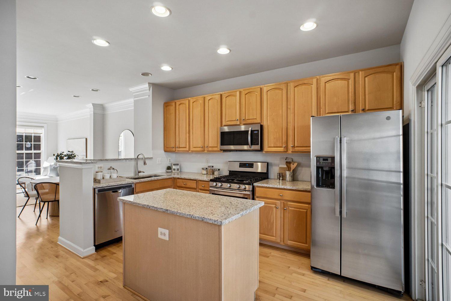 4160 Timber Log Way Fairfax, VA 22030 - Photo 7 of 39 Kitchen w/ Island