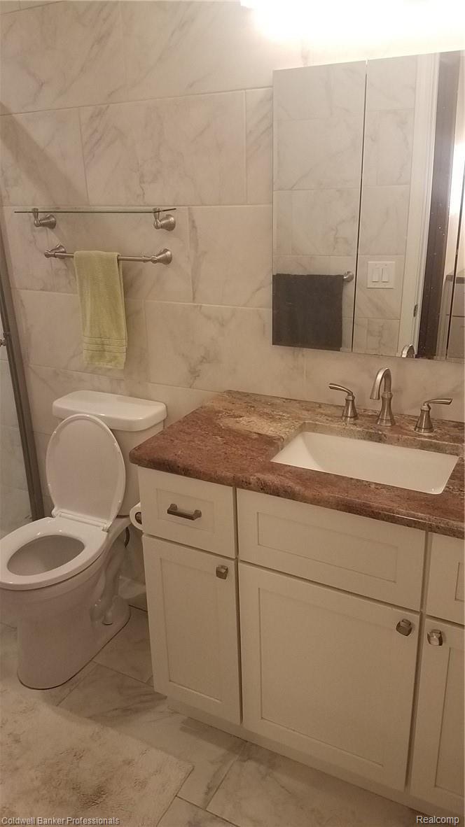 10095 Gibbs Road Clarkston, MI 48348 - Photo 23 of 44 En suite master bath