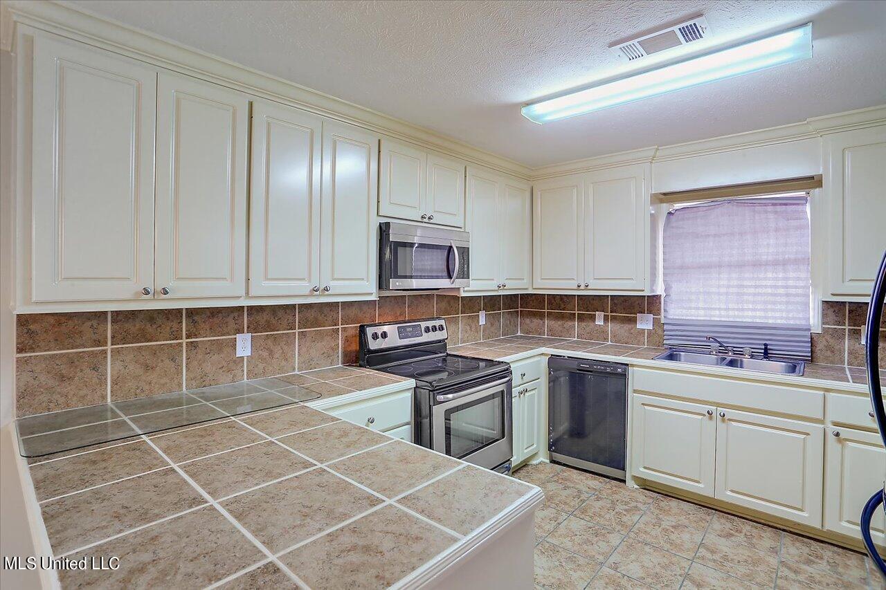 857 Springfield Court Ridgeland, MS 39157 - Photo 11 of 17 larger kitchen