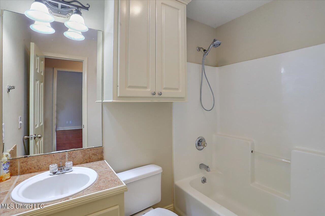 857 Springfield Court Ridgeland, MS 39157 - Photo 7 of 17 Guest Bathroom