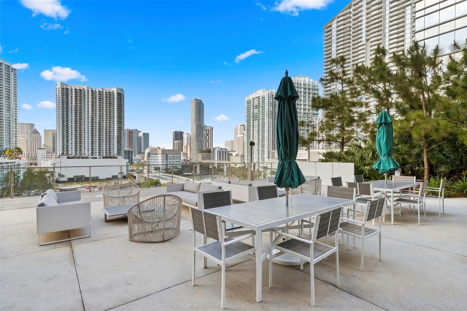 88 Southwest 7th Street, Unit 809 Miami, FL 33130 - Photo 32 of 39 a dining area with a table and chairs
