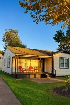 a view of a house with backyard and garden