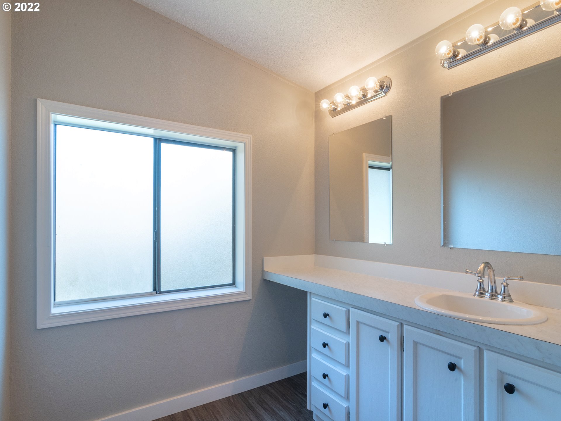 1356 South 59th Street Springfield, OR 97478 - Photo 15 of 32 Bathroom, Attached