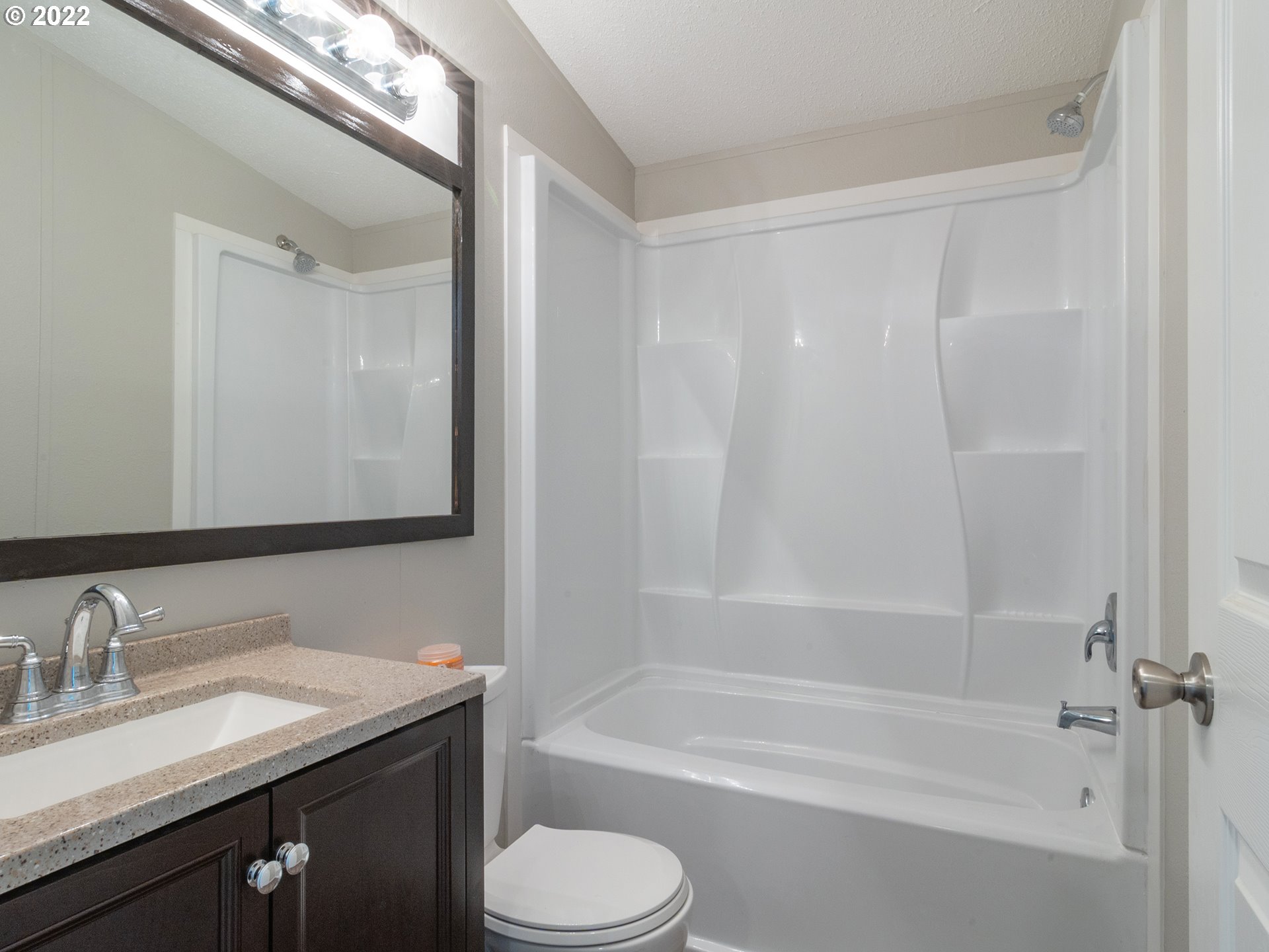 1356 South 59th Street Springfield, OR 97478 - Photo 20 of 32 Bathroom