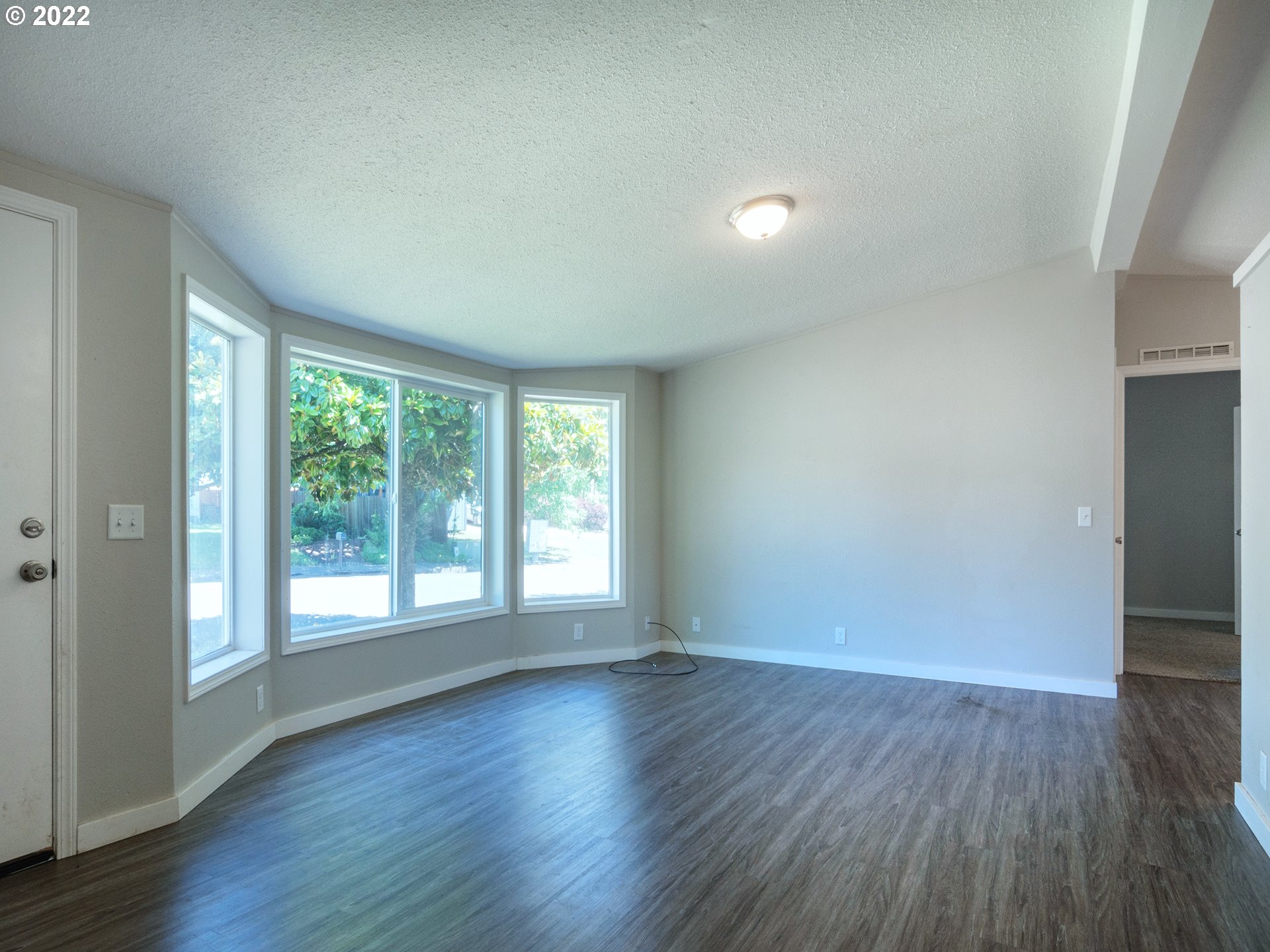 1356 South 59th Street Springfield, OR 97478 - Photo 3 of 32 Living Room