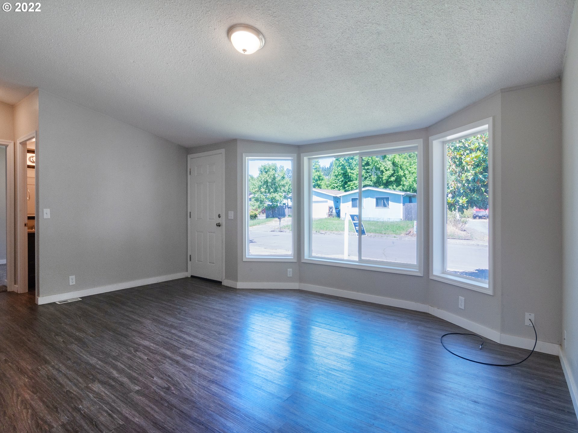 1356 South 59th Street Springfield, OR 97478 - Photo 4 of 32 Living Room/Entrance