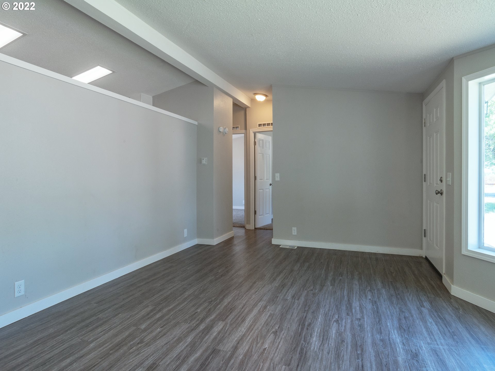 1356 South 59th Street Springfield, OR 97478 - Photo 5 of 32 Living Room