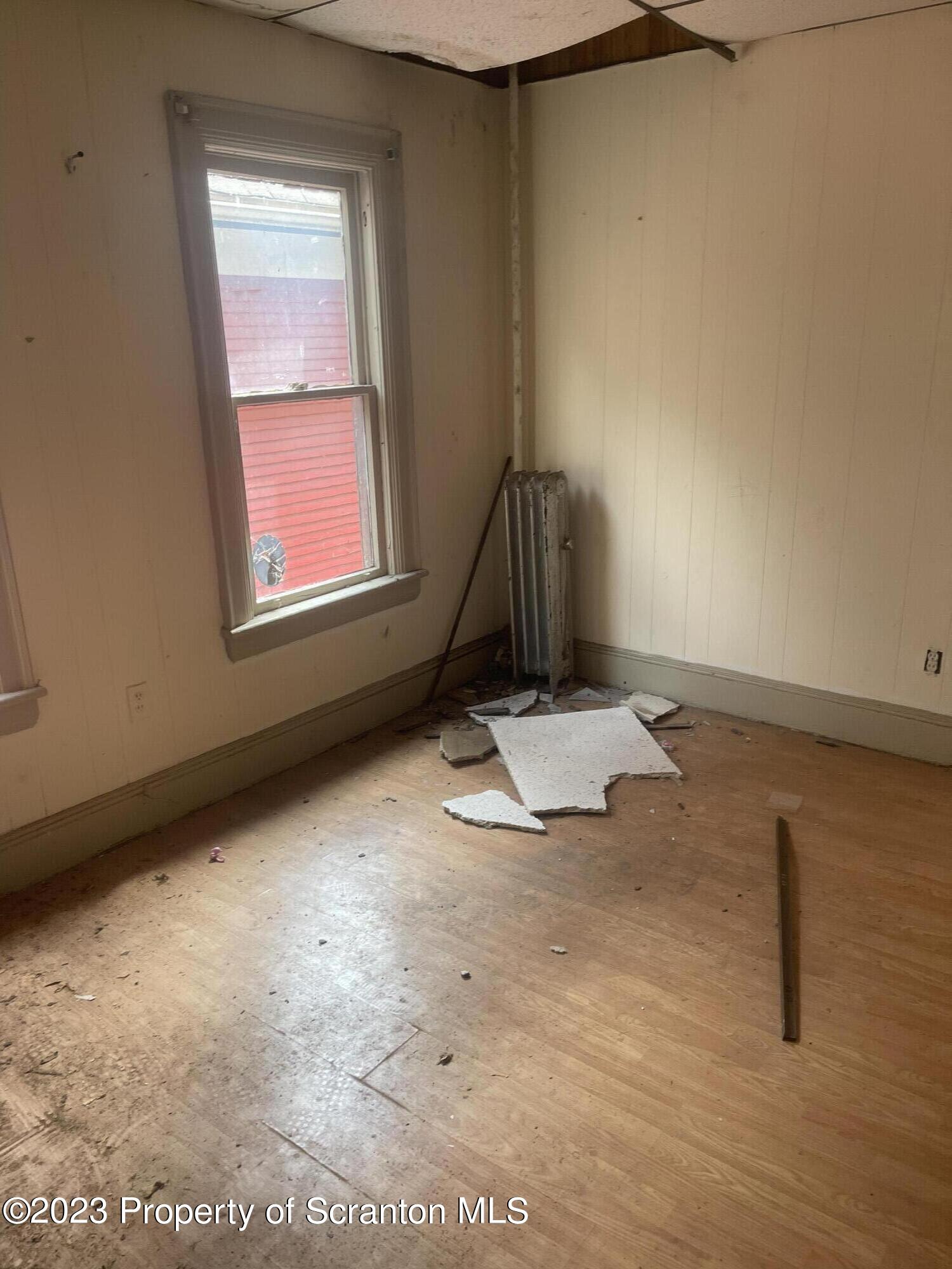 831 Monroe Avenue Scranton, PA 18510 - Photo 20 of 35 an empty room with windows