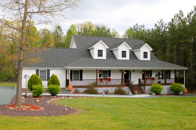 4031 Venable Road Kents Store, VA 23084 - Photo 4 of 47 a front view of a house with garden