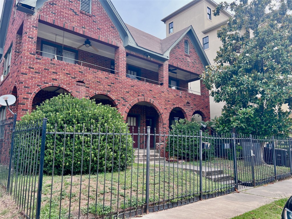320 West Polk Street, Unit 2 Houston, TX 77019 - Photo 1 of 22 Charming four-plex on a picturesque street in Montrose, just steps from parks, dining, and shopping. Ideal location!