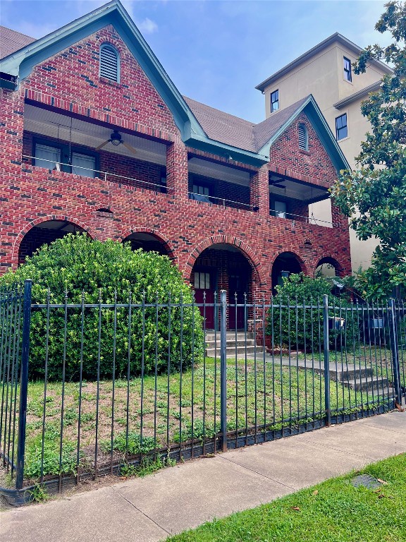 320 West Polk Street, Unit 2 Houston, TX 77019 - Photo 2 of 22 Charming bottom left unit available with convenient street parking. Enjoy a friendly community atmosphere with the other units.
