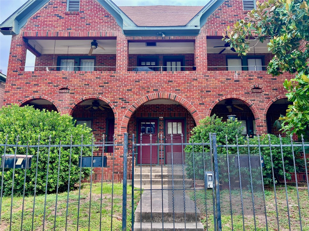 320 West Polk Street, Unit 2 Houston, TX 77019 - Photo 3 of 22 Spacious shared fenced backyard, perfect for pets (subject to approval).