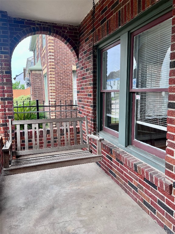 320 West Polk Street, Unit 2 Houston, TX 77019 - Photo 6 of 22 Lovely front porch featuring a cozy swing for relaxing moments.
