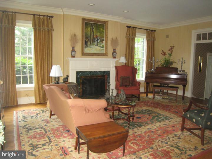 125 Brooke Farm Road Wayne, PA 19087 - Photo 3 of 22 Living Room