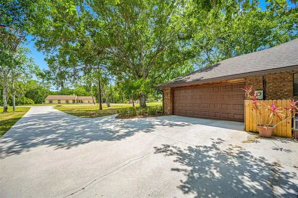 a view of a house with backyard and garden