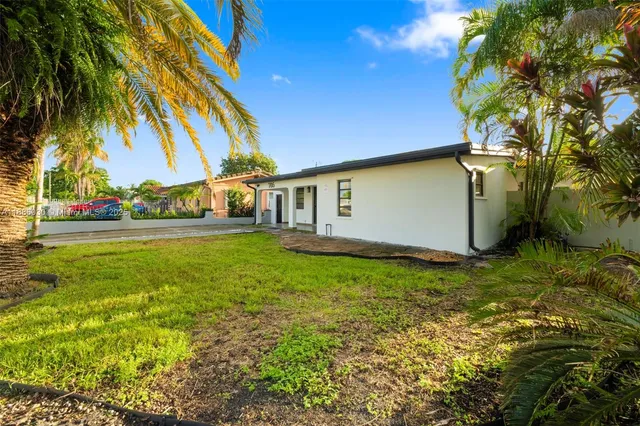 a view of a house with a yard